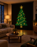 Cortina de luces Brillora en la pared con un árbol de Navidad
